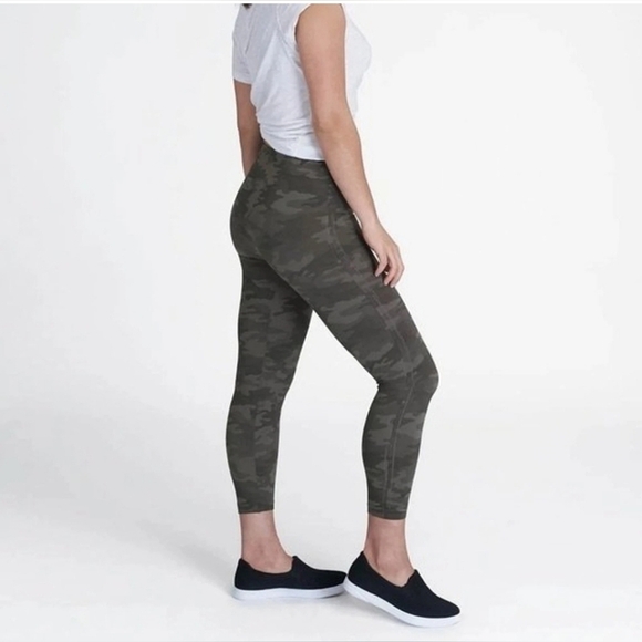 SPANX Look At Me‎ Now Seamless Cropped Leggings Camo Size XL - Picture 1 of 10